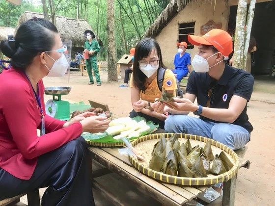 Du khách TPHCM tham quan khu tái hiện vùng giải phóng ở Củ Chi trưa 13-10