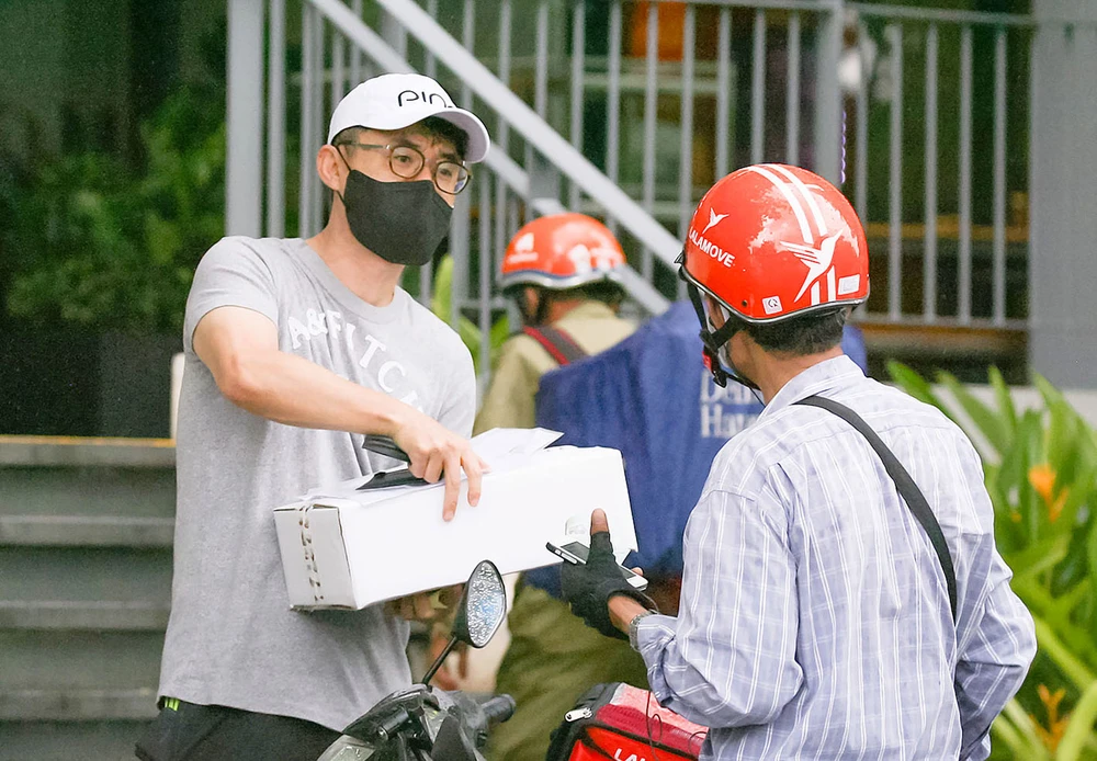 Người dân đặt mua thuốc trên mạng và được giao tận nơi. Ảnh: HOÀNG HÙNG