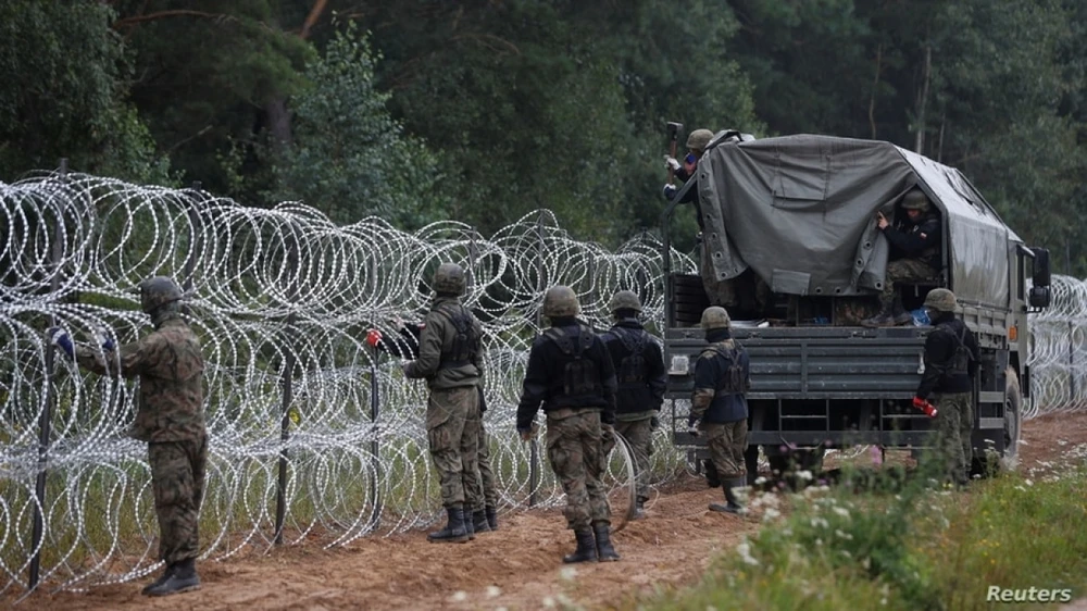 Hàng rào dây thép gai dọc biên giới Ba Lan - Belarus. Ảnh: Reuters