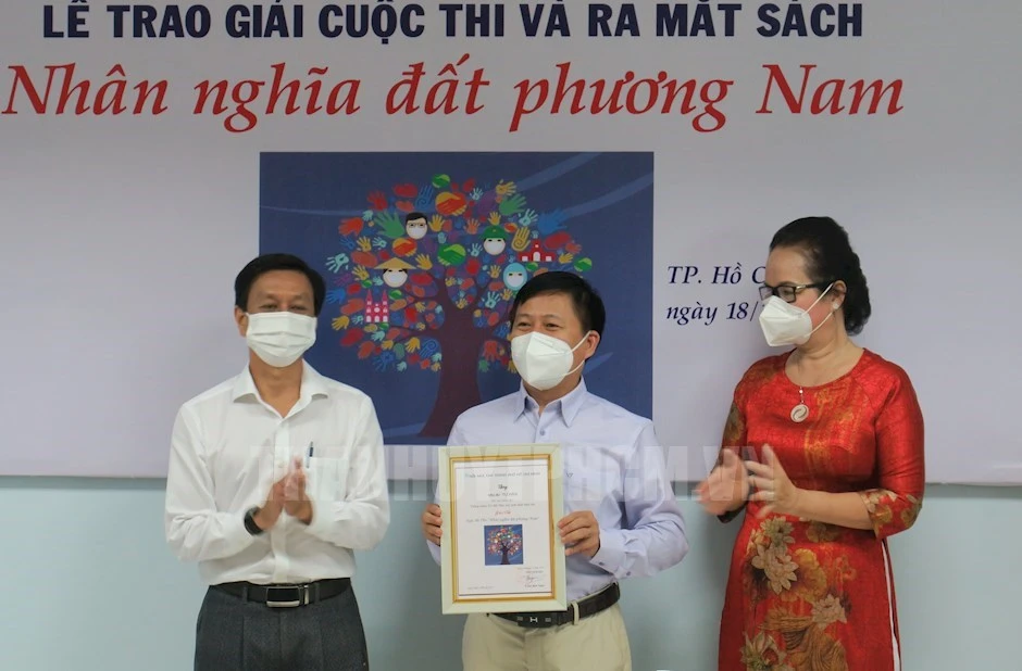 Phó Trưởng Ban Tuyên giáo Thành ủy TPHCM Nguyễn Thọ Truyền trao giải nhất cuộc thi cho tác giả Tự Hàn. Ảnh: hcmcpv