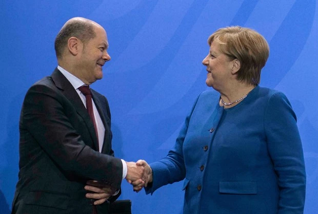 Thủ tướng Đức Angela Merkel và ông Olaf Scholz