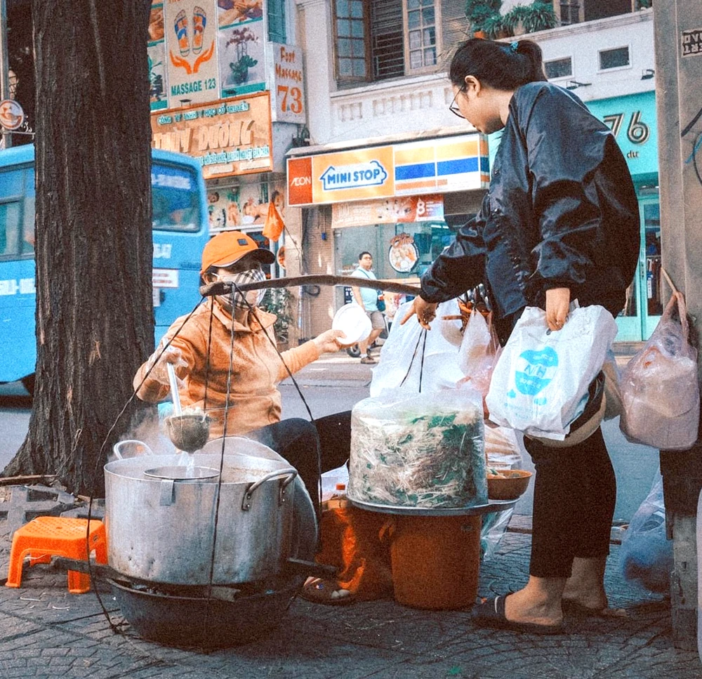 Những món ăn hè phố gần gũi, dung dị (Ảnh chụp ở thời điểm dịch Covid-19 chưa bùng phát trong cộng đồng)