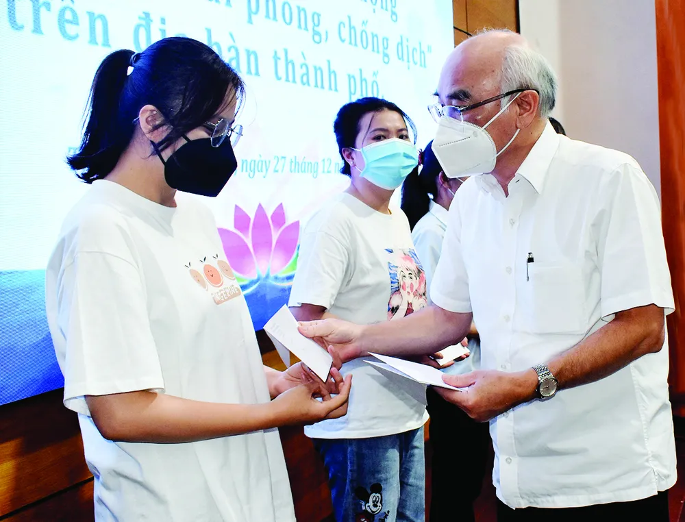 Trưởng ban Tuyên giáo Thành ủy TPHCM Phan Nguyễn Như Khuê tặng quà lực lượng y tế 