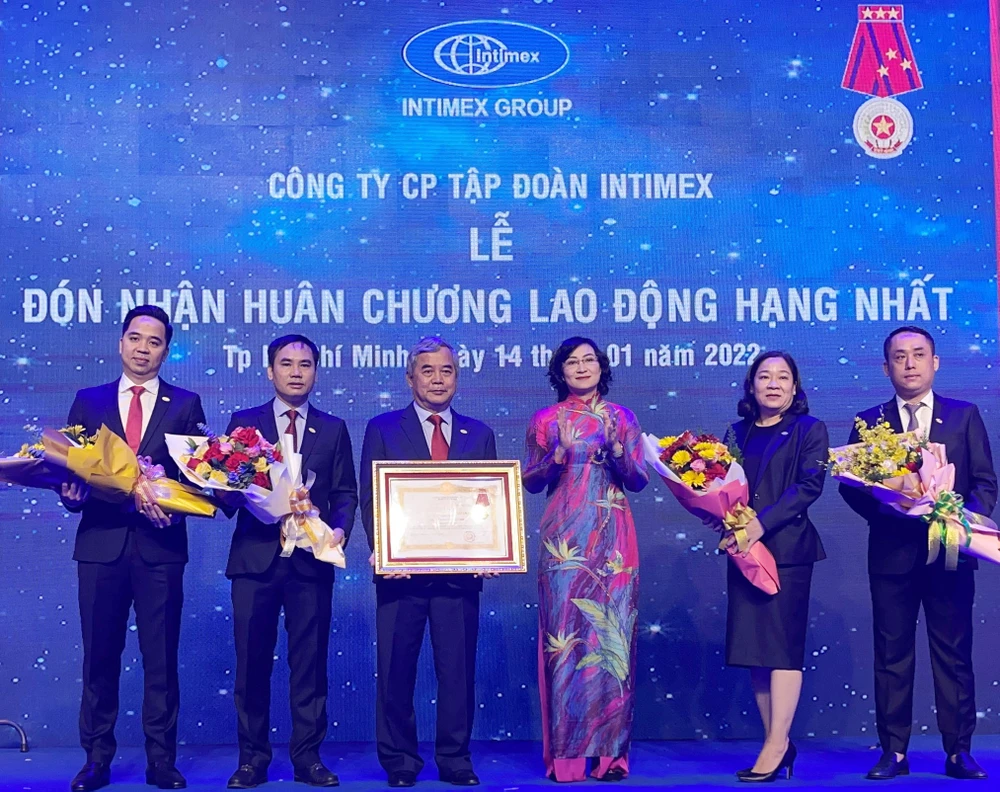 Phó Chủ tịch UBND TPHCM Phan Thị Thắng tặng Huân chương Lao động Hạng nhất cho Intimex Group