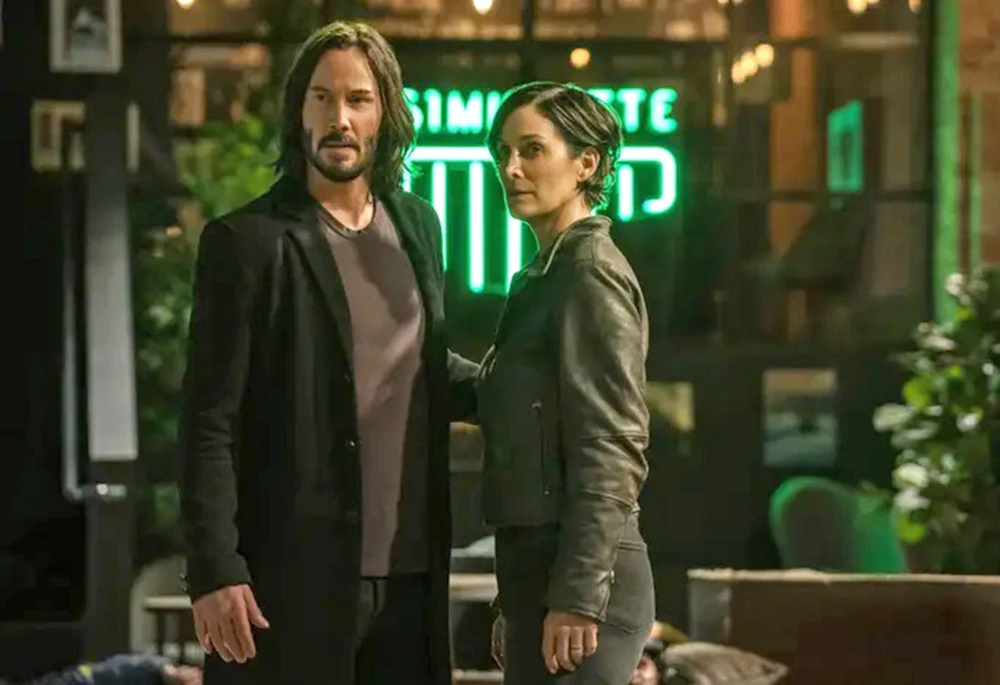 Keanu Reeves and Carrie-Anne Moss trong The Matrix Resurrections