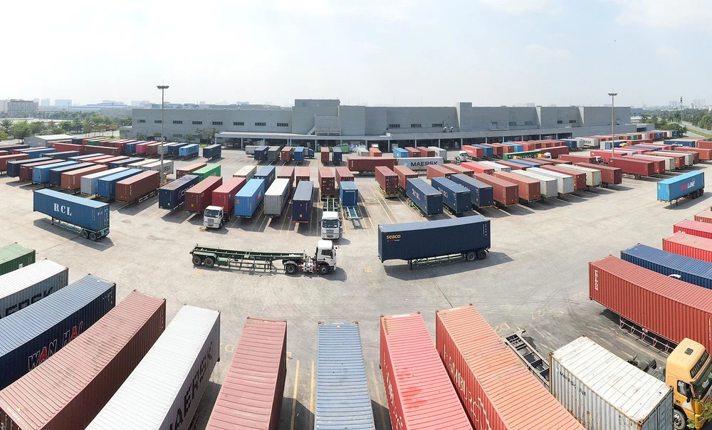 Đầy ắp container tại Khu Công nghệ cao (SHTP) chờ xuất khẩu. Ảnh: HOÀNG HÙNG 