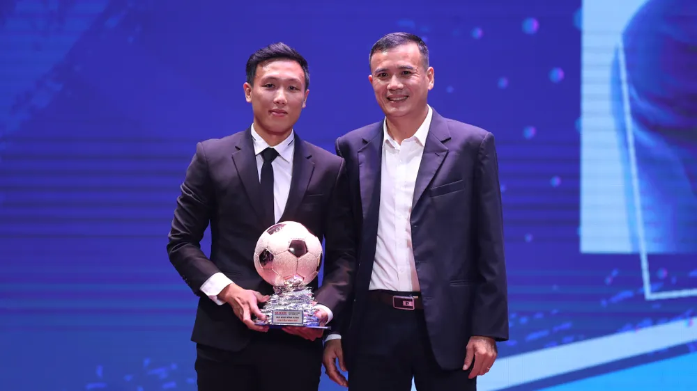 Hoàng Đức, Huỳnh Như và Văn Ý đoạt Quả bóng vàng Việt Nam 2021 ảnh 9