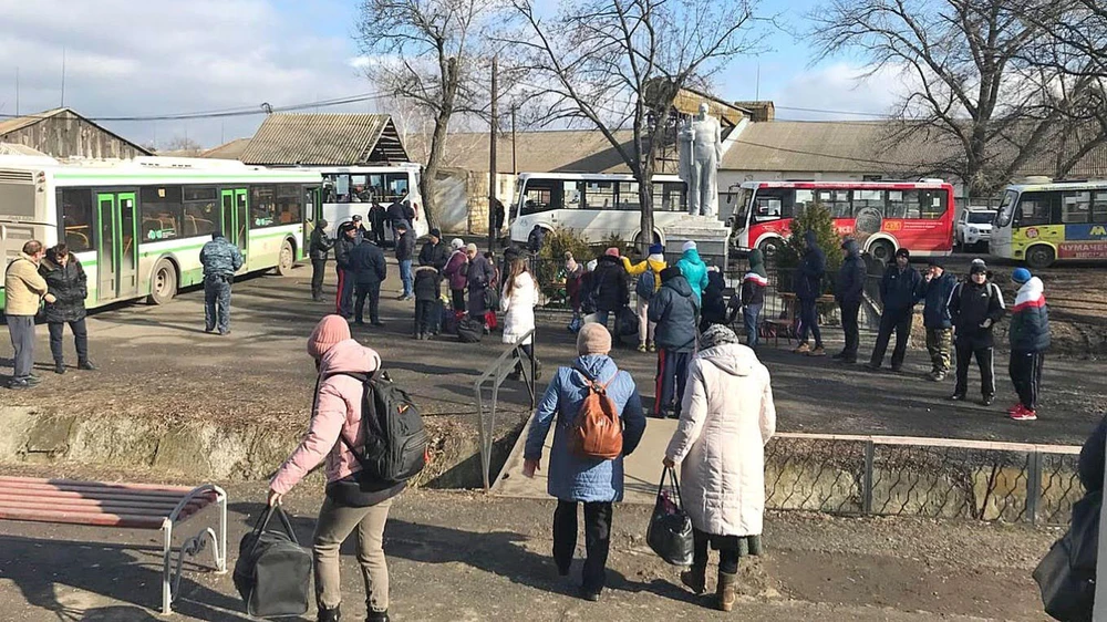 Người dân Donbass, Ukraine di tản tránh pháo kích