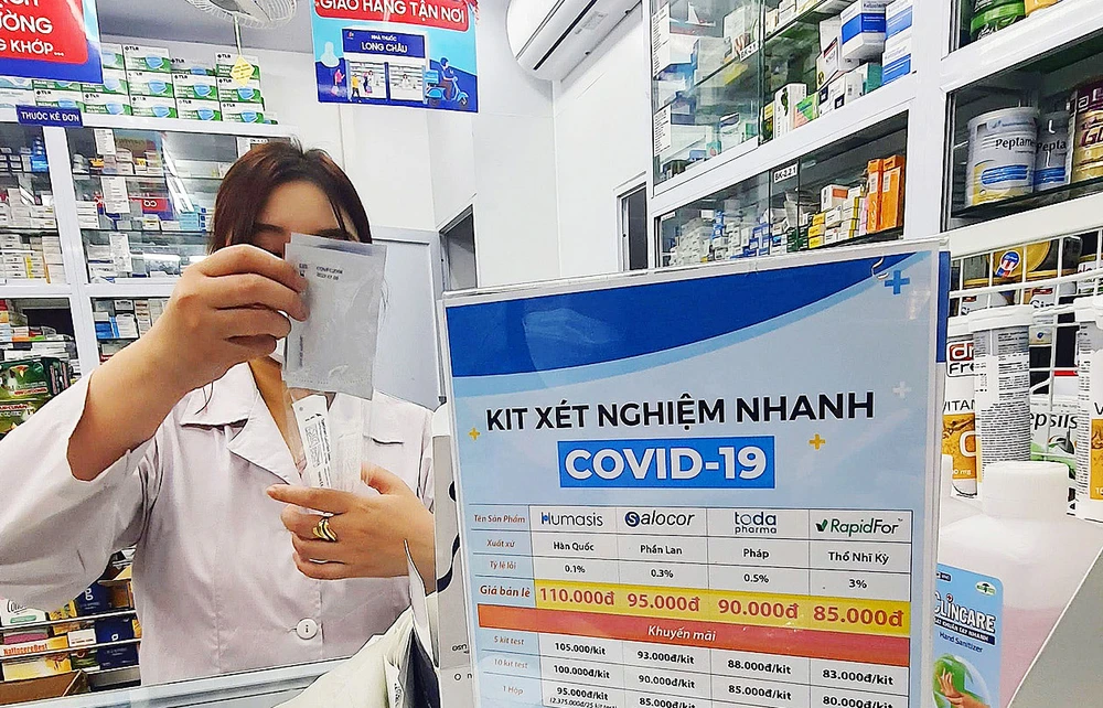 Một nhà thuốc niêm yết công khai giá các sản phẩm kit test Covid-19