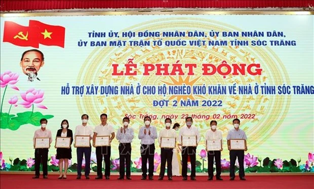 Trao Bằng khen cho các đơn vị, tổ chức, doanh nghiệp, nhà hảo tâm hỗ trợ tỉnh Sóc Trăng. Ảnh: TTXVN