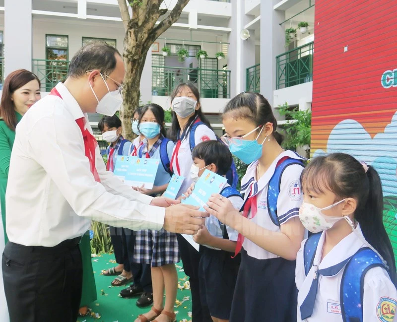 Phó Bí thư Thành ủy TPHCM Nguyễn Hồ Hải trao tặng học bổng cho các em thiếu nhi có hoàn cảnh khó khăn. Ảnh: hcmcpv