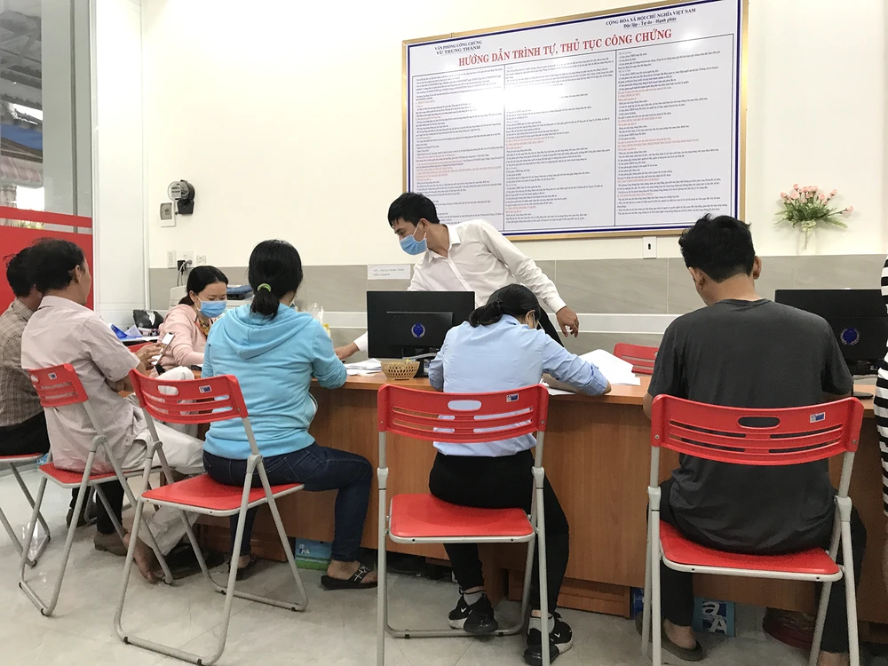 Người mua thường chọn cách hợp đồng công chứng giá thấp để khai thuế thấp. Ảnh: HOÀNG HÙNG