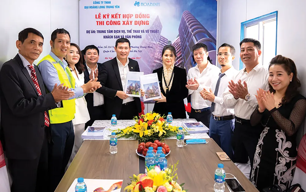 Tập đoàn Xây dựng Hòa Bình tiếp tục được vinh danh Tốp 100 Sao Vàng Đất Việt 2021 ảnh 1 Tập đoàn Xây dựng Hòa Bình tiếp tục được vinh danh Tốp 100 Sao Vàng Đất Việt 2021 ảnh 1