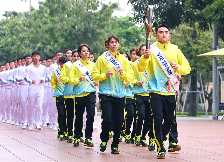 Các tuyển thủ rước ngọn lửa chuẩn bị cho lễ châm đuốc khai mạc SEA Games 31. Ảnh: P.NGUYỄN