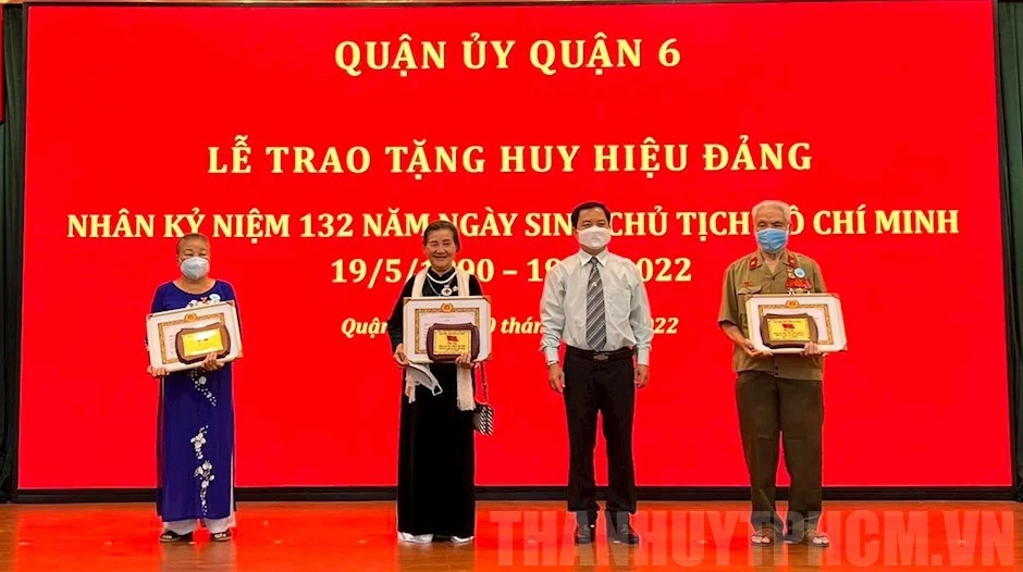 Bí thư Quận ủy Quận 6 Ma Xuân Việt trao Huy hiệu 55 tuổi Đảng cho đảng viên. Ảnh: hcmcpv