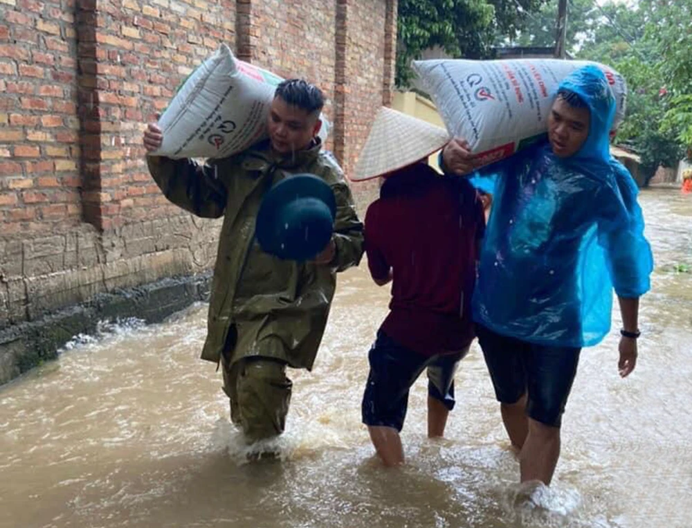 Người dân ở thị trấn Đại Đình (Tam Đảo, Vĩnh Phúc) chạy lụt do mưa lớn kéo dài. Ảnh: VĂN PHÚC 