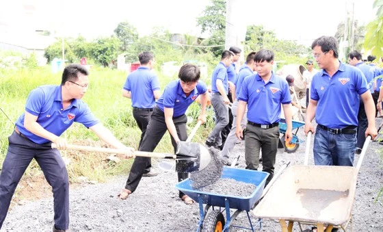 Tuổi trẻ Đoàn Khối Dân - Chính - Đảng TPHCM chung tay bê tông hóa tuyến đường nông thôn tại huyện Bình Chánh, TPHCM. Ảnh: THU HƯỜNG