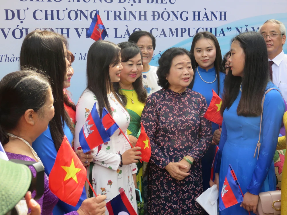 Các bạn sinh viên Lào, Campuchia học tập tại TPHCM chia sẻ trải nghiệm mặc áo dài Việt Nam với nguyên Phó Chủ tịch nước Trương Mỹ Hoa