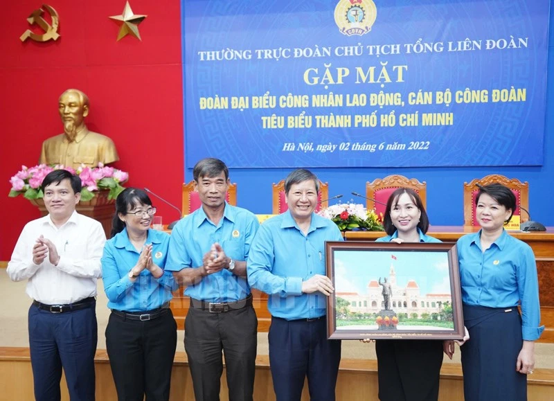 Đoàn công nhân lao động tiêu biểu TPHCM tặng quà lưu niệm cho Đoàn Chủ tịch Tổng Liên đoàn lao động Việt Nam. Ảnh: hcmcpv