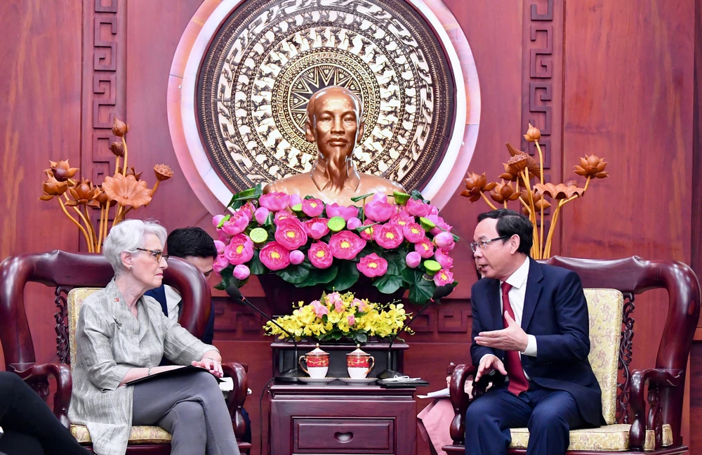 Bí thư Thành ủy TPHCM Nguyễn Văn Nên tiếp Thứ trưởng Bộ ngoại giao Hoa Kỳ Wendy Sherman. Ảnh: VIỆT DŨNG 