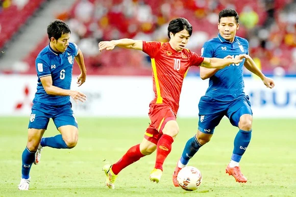 Tiền đạo Công Phượng đi bóng trước hậu vệ Thái Lan tại trận bán kết AFF Cup 2020