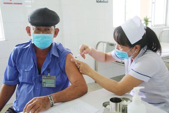 Ký cam kết tiêm vaccine Covid-19 thể hiện trách nhiệm