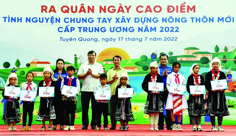 Tặng quà cho học sinh có hoàn cảnh khó khăn tại Tuyên Quang