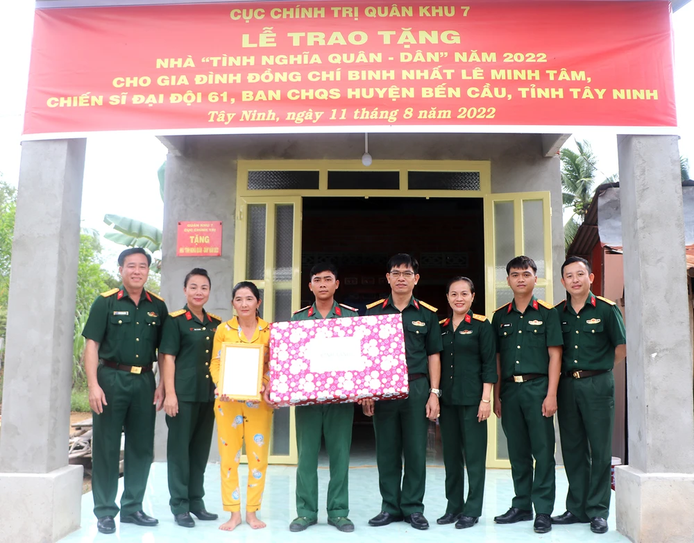 Đại tá Thái Thành Đức (bìa trái), Phó Chủ nhiệm Chính trị Quân khu 7, cùng đoàn công tác tặng quà cho gia đình binh nhất Lê Minh Tâm