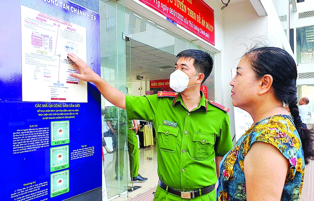 Công an TPHCM hướng dẫn người dân đăng ký tài khoản Dịch vụ công trực tuyến, tài khoản định danh điện tử. Ảnh: NGÔ BÌNH