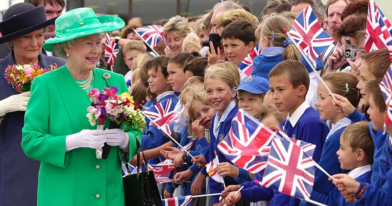 Nữ hoàng Elizabeth II thăm trường học ở Anh. Nguồn: schoolsweek.co.uk