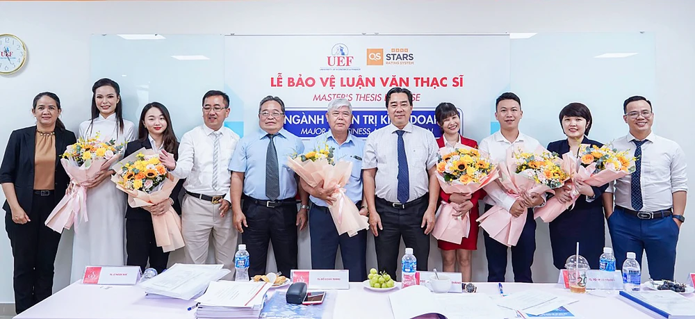 Ông Trịnh Đức Chinh (giữa) trong ngày bảo vệ luận văn tốt nghiệp cao học