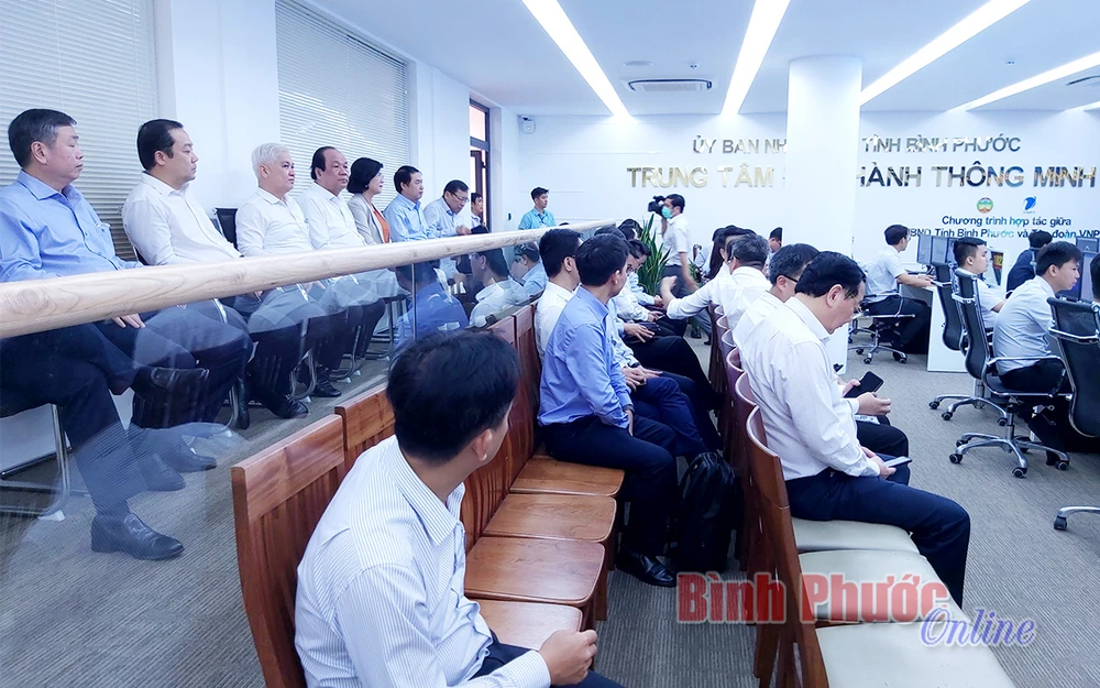 Quang cảnh buổi giới thiệu về các tính năng hữu ích của Trung tâm Điều hành thông minh (Intelligent Operation Center - IOC) tỉnh Bình Phước. Ảnh: BPO