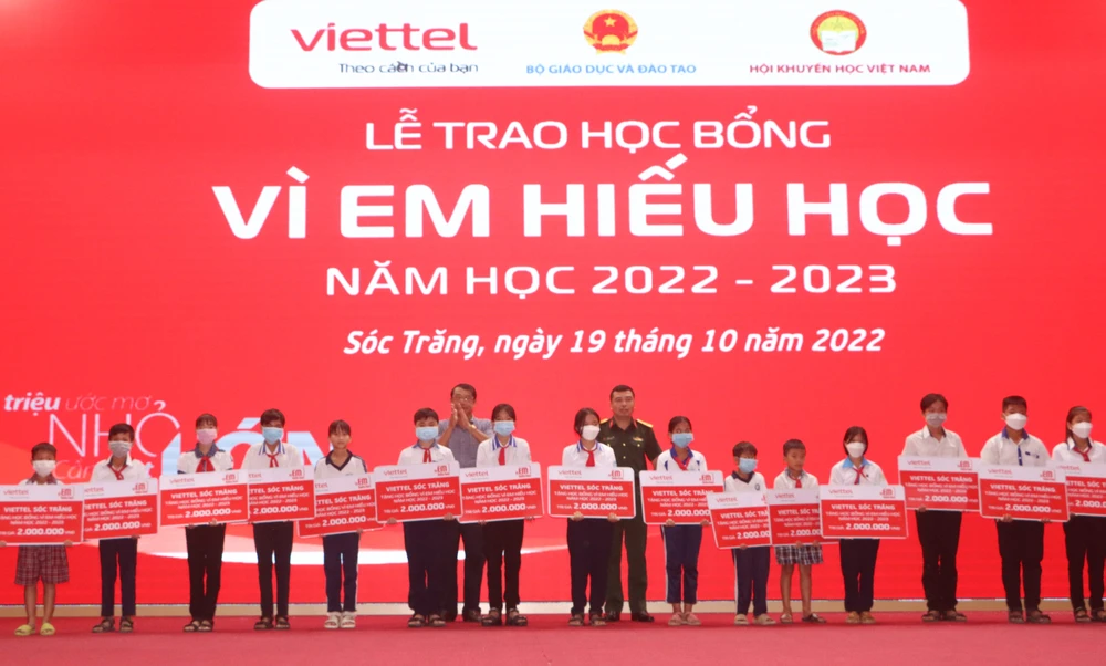 Trao học bổng cho học sinh nghèo vượt khó, học giỏi ở Sóc Trăng