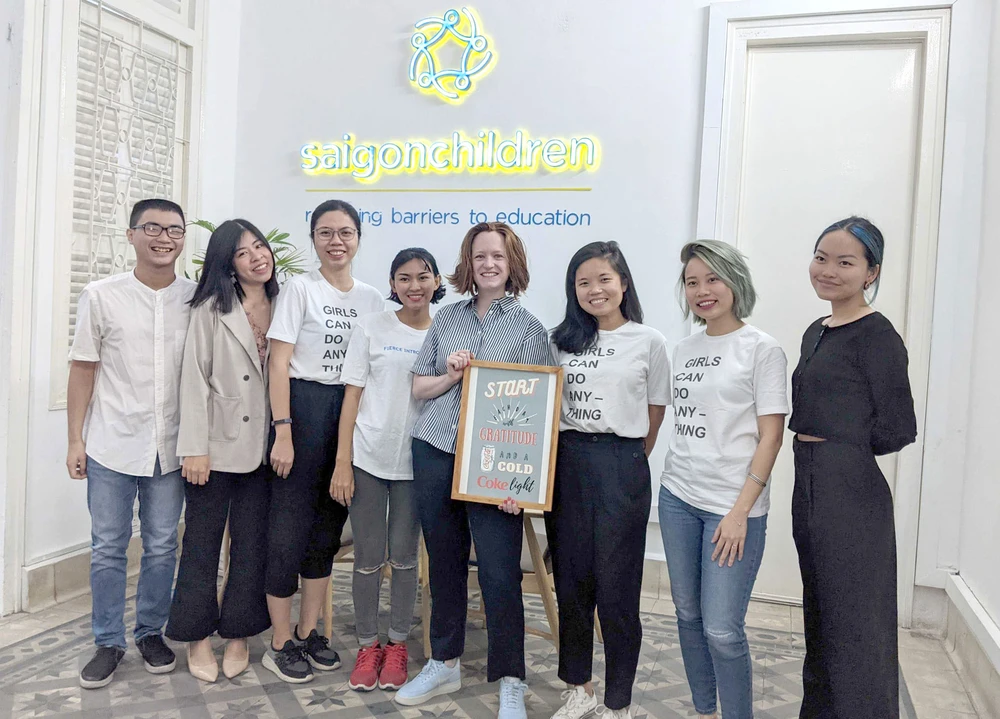 Hoàng Nhật Minh (bìa trái) hiện đang làm việc tại Saigon Children’s