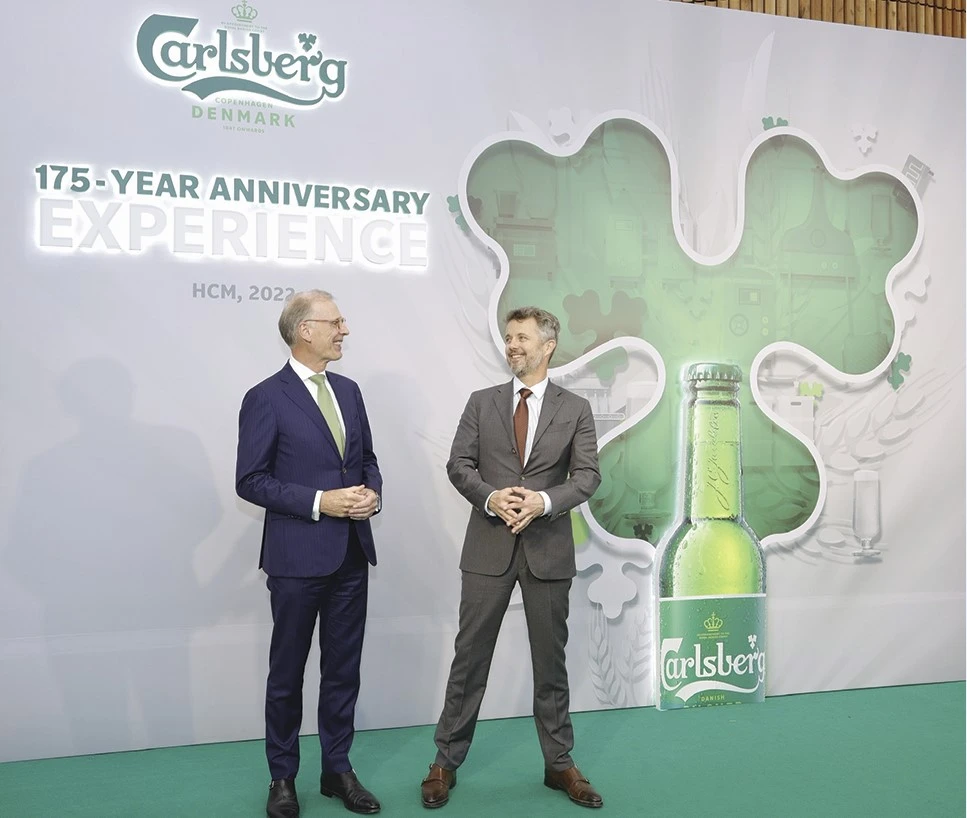 Chủ tịch Tập đoàn Carlsberg - ông Cees’t Hart (bên trái) đón tiếp Thái tử kế vị của Đan Mạch (bên phải) tại sự kiện kỷ niệm 175 năm thành lập