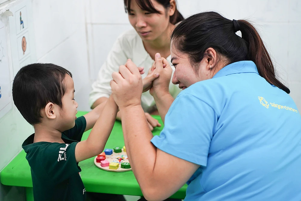 Trẻ tự kỷ (và phụ huynh) trong lớp can thiệp sớm miễn phí của Saigon Children’s Charity