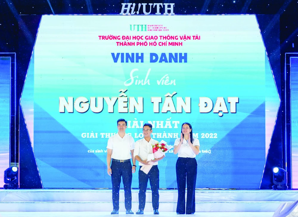 Sinh viên Nguyễn Tấn Đạt được tuyên dương trong chương trình vì đoạt giải nhất Loa Thành