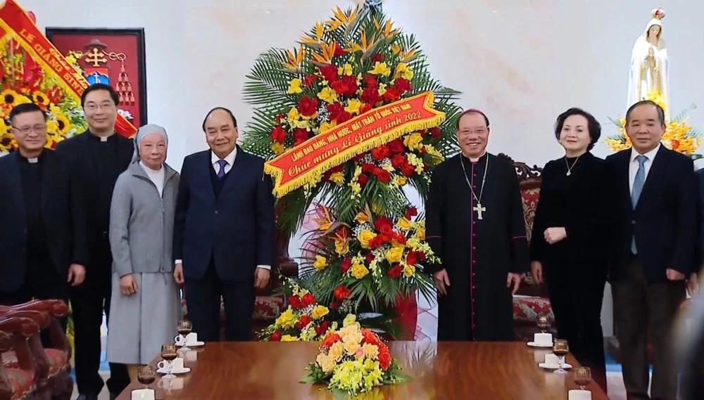 Chủ tịch nước Nguyễn Xuân Phúc chúc mừng Tổng Giám mục Tổng giáo phận Hà Nội, Phó Chủ tịch Hội đồng Giám mục Việt Nam Giuse Vũ Văn Thiên. Ảnh: QUẾ SƠN