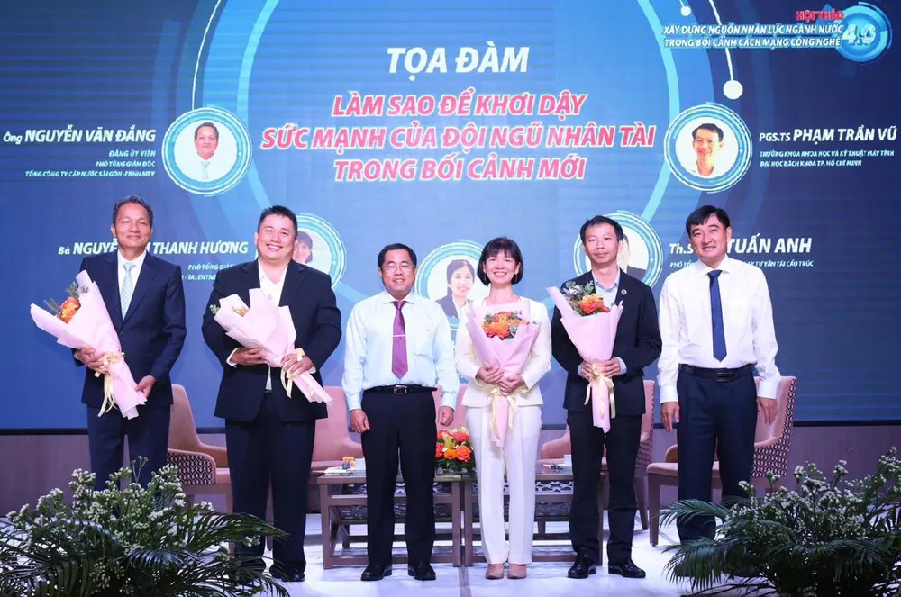 Bí thư Đảng ủy, Chủ tịch HĐTV SAWACO Dương Hồng Nhân (thứ 3 bên trái) tặng hoa cảm ơn các diễn giả Bí thư Đảng ủy, Chủ tịch HĐTV SAWACO Dương Hồng Nhân (thứ 3 bên trái) tặng hoa cảm ơn các diễn giả