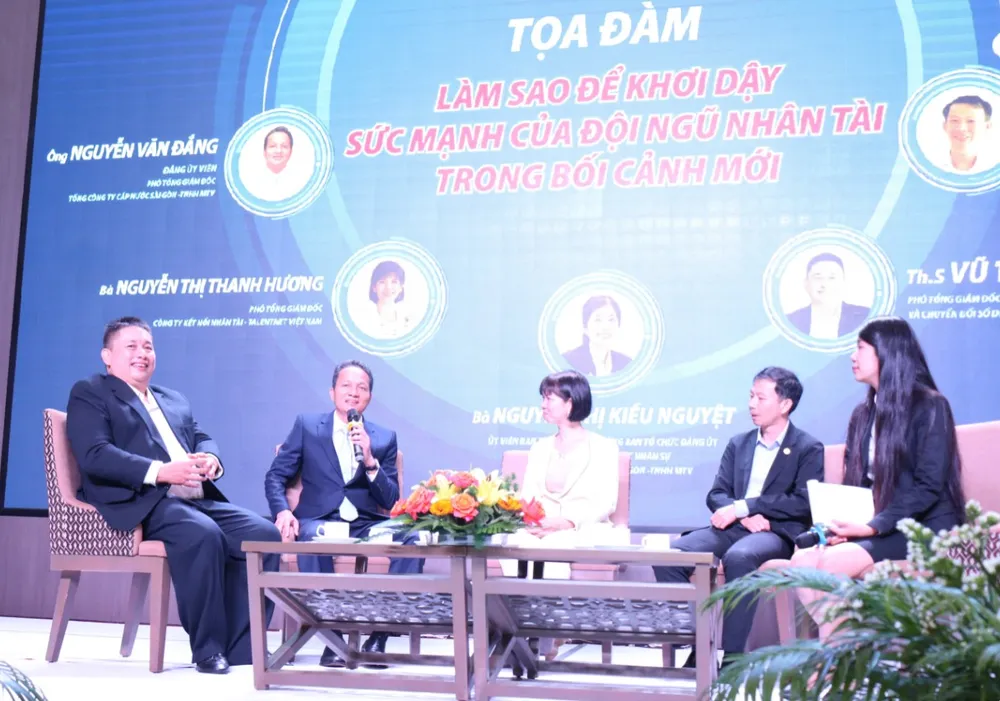 Các đại biểu tham gia tọa đàm thảo luận các vấn đề về nguồn nhân lực thời kỳ 4.0 Các đại biểu tham gia tọa đàm thảo luận các vấn đề về nguồn nhân lực thời kỳ 4.0