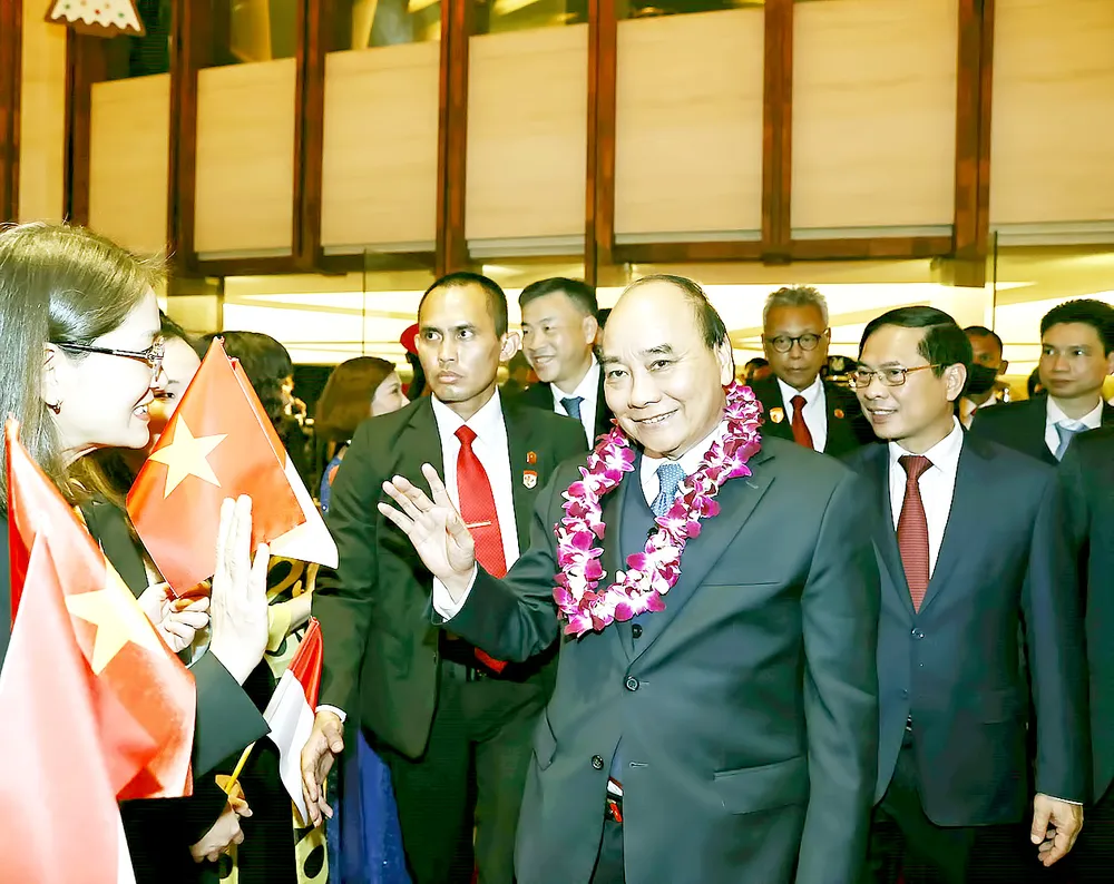 Cộng đồng người Việt Nam tại Indonesia chào đón Chủ tịch nước Nguyễn Xuân Phúc. Ảnh: TTXVN