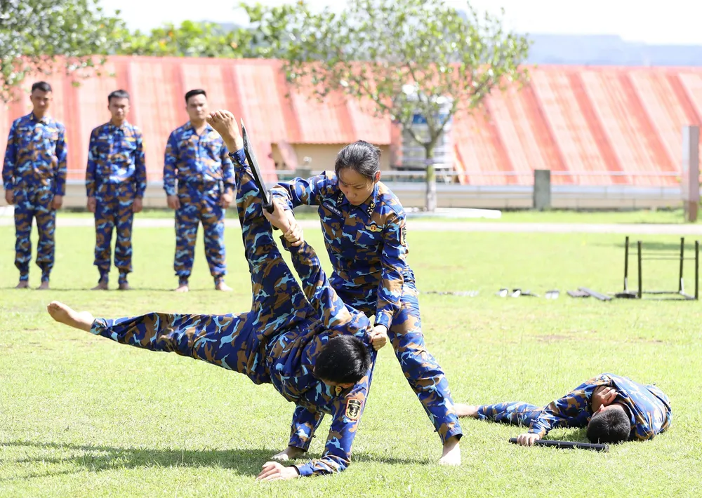 Đại úy Phạm Thị Hà luyện võ đối kháng cùng các chiến sĩ. Ảnh: QUANG PHÚC