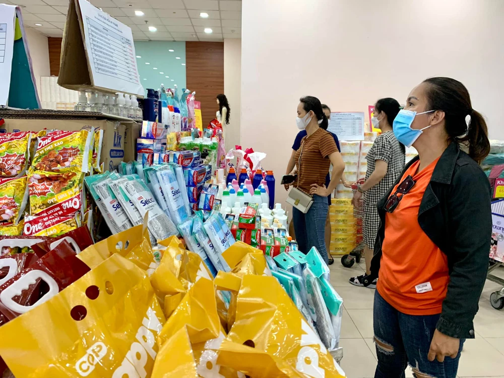 Người tiêu dùng mua hàng tết sớm
