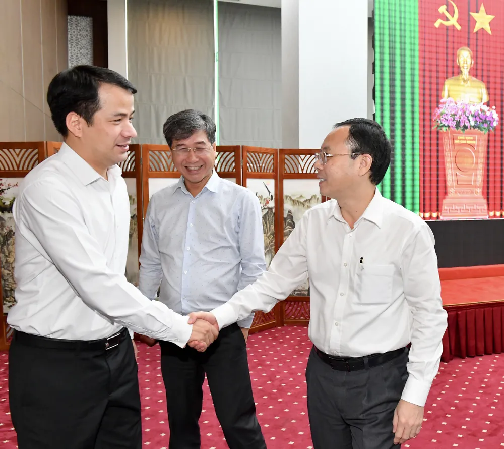 Đồng chí Nguyễn Văn Hiếu trao đổi cùng các đại biểu dự hội thảo. Ảnh: VIỆT DŨNG Đồng chí Nguyễn Văn Hiếu trao đổi cùng các đại biểu dự hội thảo. Ảnh: VIỆT DŨNG