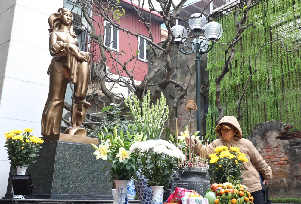 Người dân tới thắp nhang tại Đài tưởng niệm Khâm Thiên nhân dịp 50 năm Chiến thắng