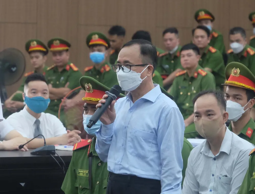 Bị cáo Trần Văn Nam, cựu Bí thư Tỉnh ủy tỉnh Bình Dương, hầu tòa trong vụ án sai phạm về quản lý đất đai ở Bình Dương. Ảnh: ĐỖ TRUNG