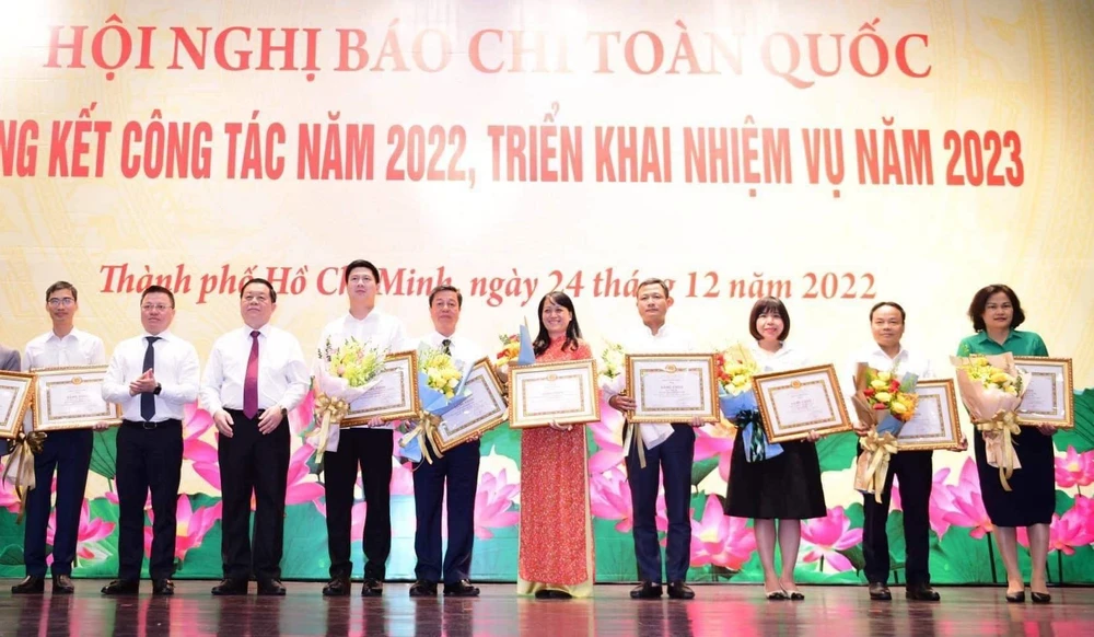 Trao bằng khen cho đại diện các tập thể có thành tích xuất sắc trong công tác báo chí năm 2022. Ảnh: CTV