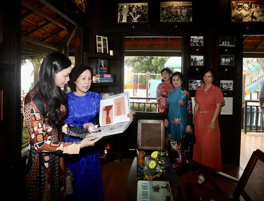 Bà Võ Hiếu Dân (áo dài xanh) cùng bạn bè và khách tham quan xem những kỷ vật của đồng chí Võ Văn Kiệt nhân dịp khánh thành nhà lưu niệm Ông Sáu Dân tại TP Thủ Đức. Ảnh: VIỆT DŨNG