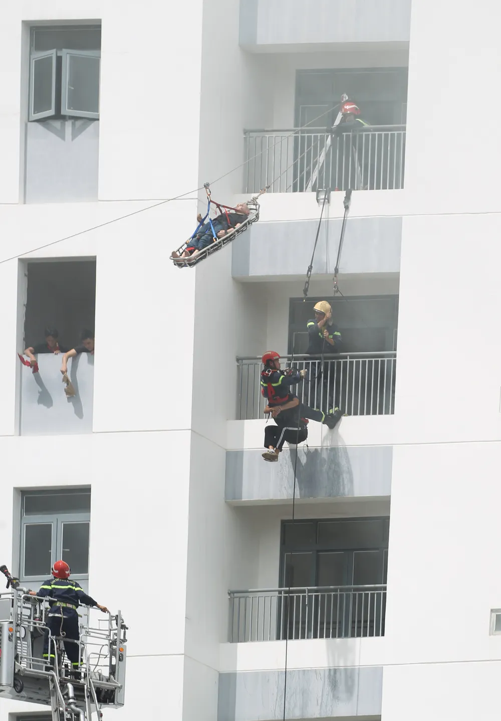 Diễn tập về phòng cháy chữa cháy và cứu nạn cứu hộ. Ảnh: HOÀNG HÙNG