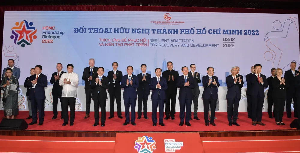 Các đồng chí lãnh đạo Trung ương, lãnh đạo TPHCM, các đại biểu dự phiên khai mạc Đối thoại Hữu nghị. Ảnh: VIỆT DŨNG